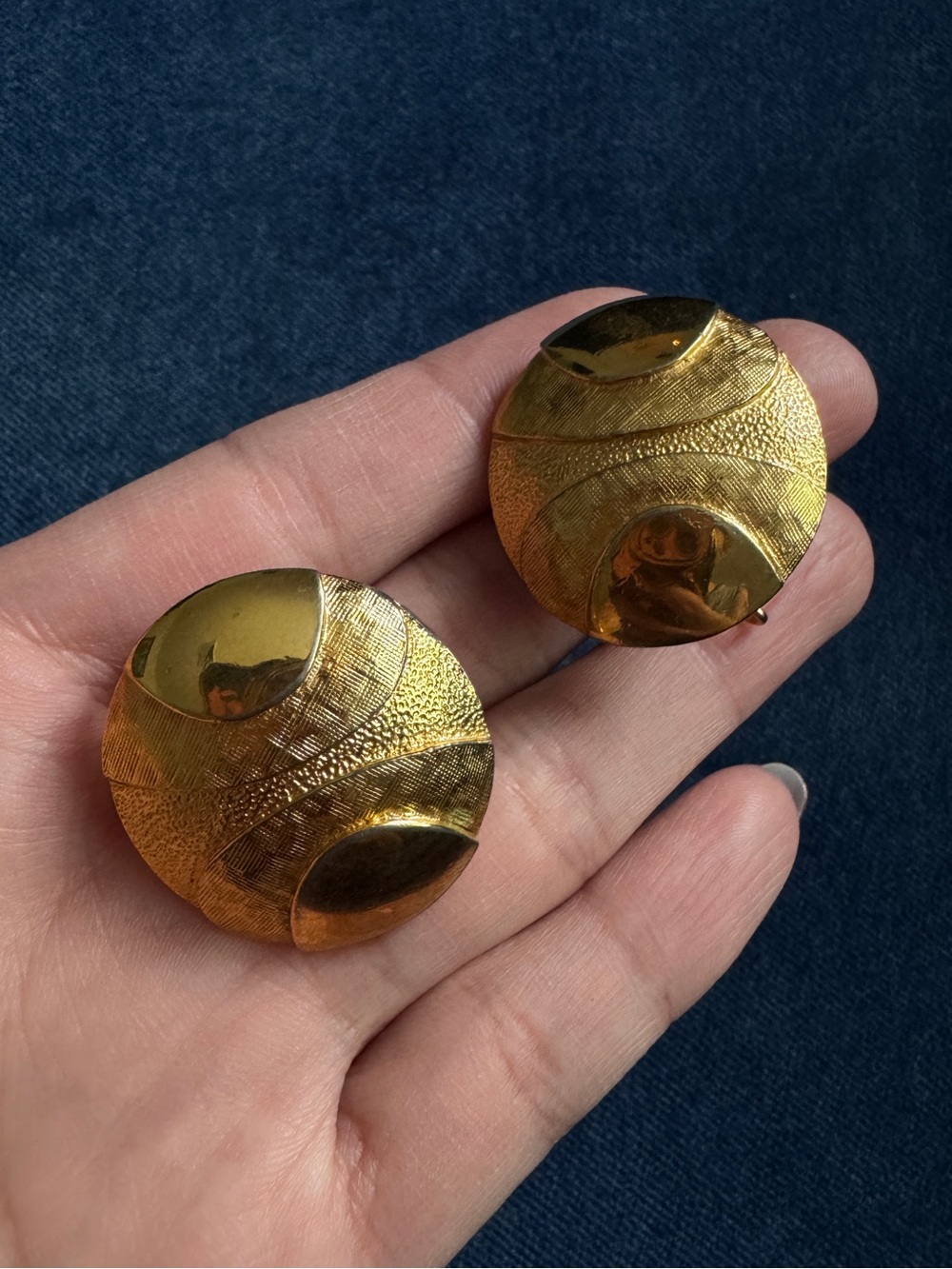 Judith McCann Wingback
Goldtone statement Earrings